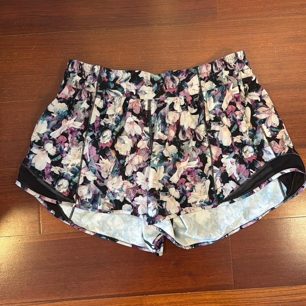 EUC Lululemon hotty hot 4” shorts, purple floral, size 10
